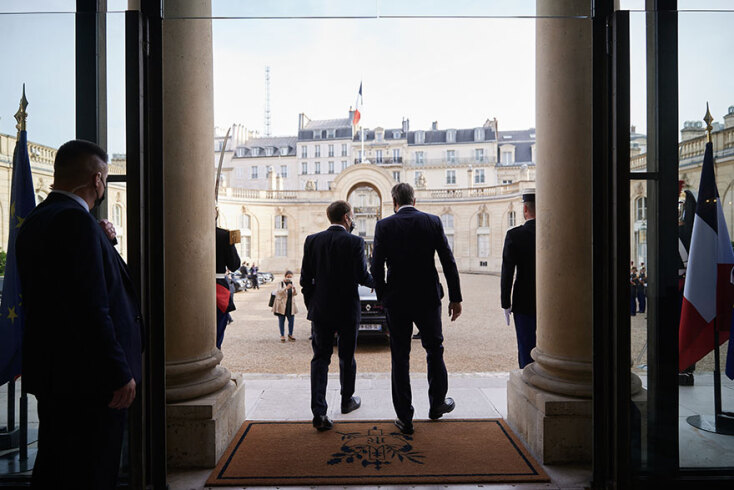 Κυριάκος Μητσοτάκης και Εμανουέλ Μακρόν βγαίνουν από το Μέγαρο των Ηλυσίων στο Παρίσι, έχοντας ανακοινώσει την αμυντική συμφωνία ανάμεσα σε Ελλάδα και Γαλλία