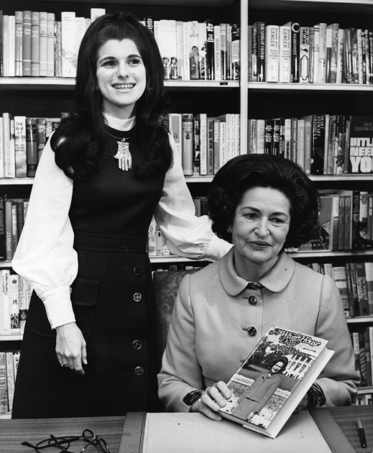 Η Lady Bird Johnson με την κόρη της, 1970 ©Getty Images/ Keystone