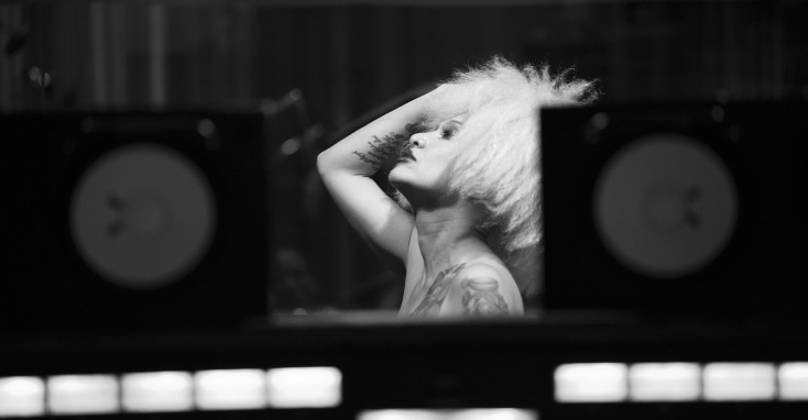 Η τραγουδίστρια Lady Blackbird