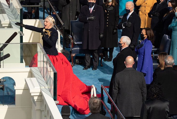 Η τεράστια φούστα της Lady Gaga στην ορκωμοσία Μπάιντεν - «Για να τηρούνται οι αποστάσεις για τον κορωνοϊό», ένα από τα σχόλια στα social media