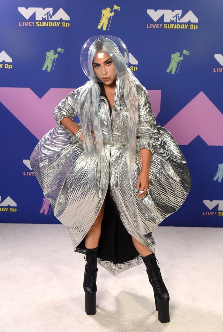 Η Lady Gaga στο κόκκινο (ας πούμε) χαλί των MTV VMAs 2020 ©Getty Images/ Kevin Winter
