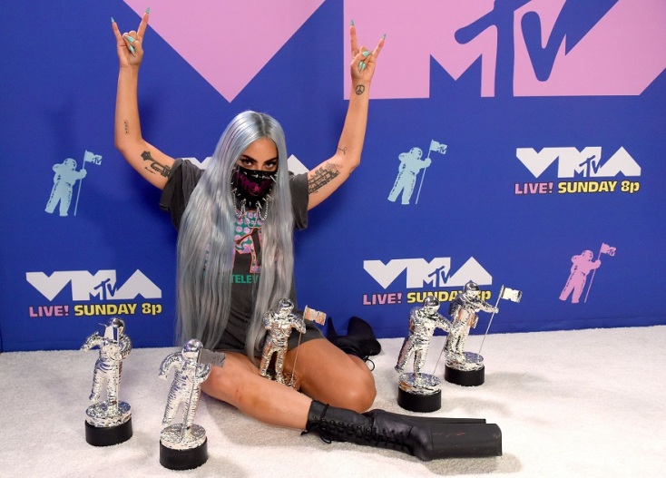 Η Lady Gaga ποζάρει με τα 5 βραβεία που κέρδισε στα MTV VMAs 2020 ©Getty Images/ Kevin Winter