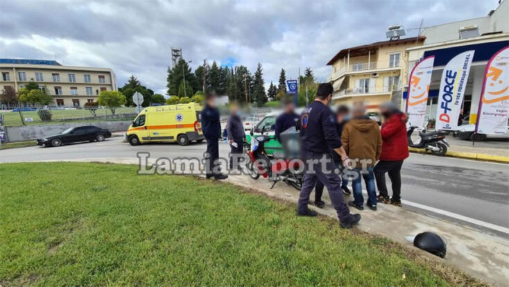 Ασθενοφόρο του ΕΚΑΒ στο σημείο όπου παρασύρθηκε ντελιβεράς από μπετονιέρα