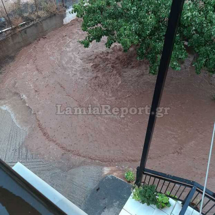 Η κακοκαιρία «Ιανός» σαρώνει τη Φθιώτιδα - Αυτοσχέδια ποτάμια διασχίζουν κάθετα χωριά κοντά στη Λαμία