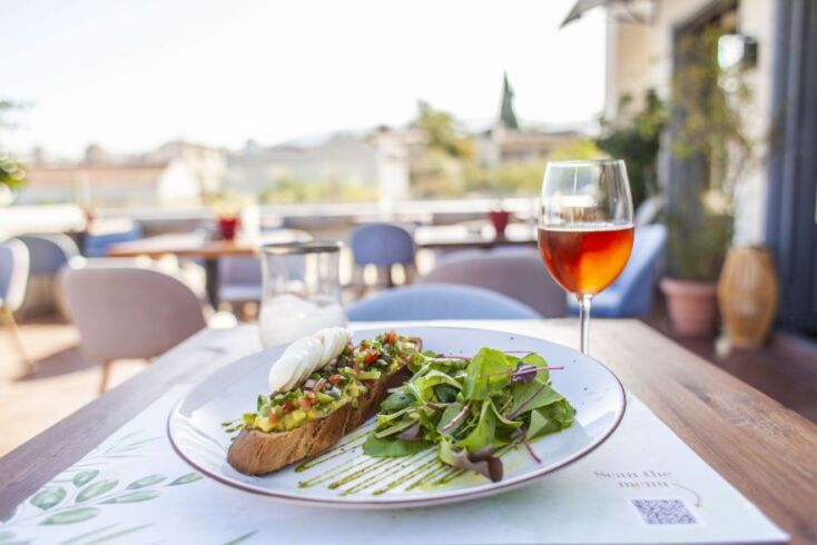 L’Amiral, το στέκι στην Πλάκα με τη συγκλονιστική θέα