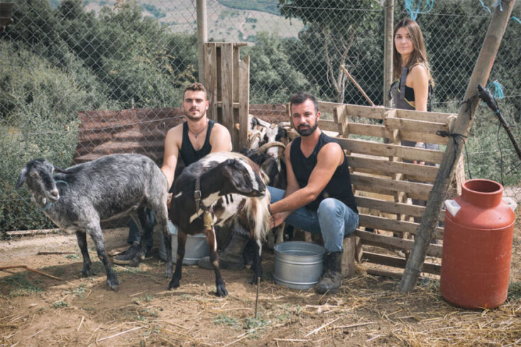 Πολιτιστικός Σύλλογος Σκοπιάς στη Λάρισα: Άρμεγμα με τα χέρια από σέξι αγρότες στο ημερολόγιο του 2021