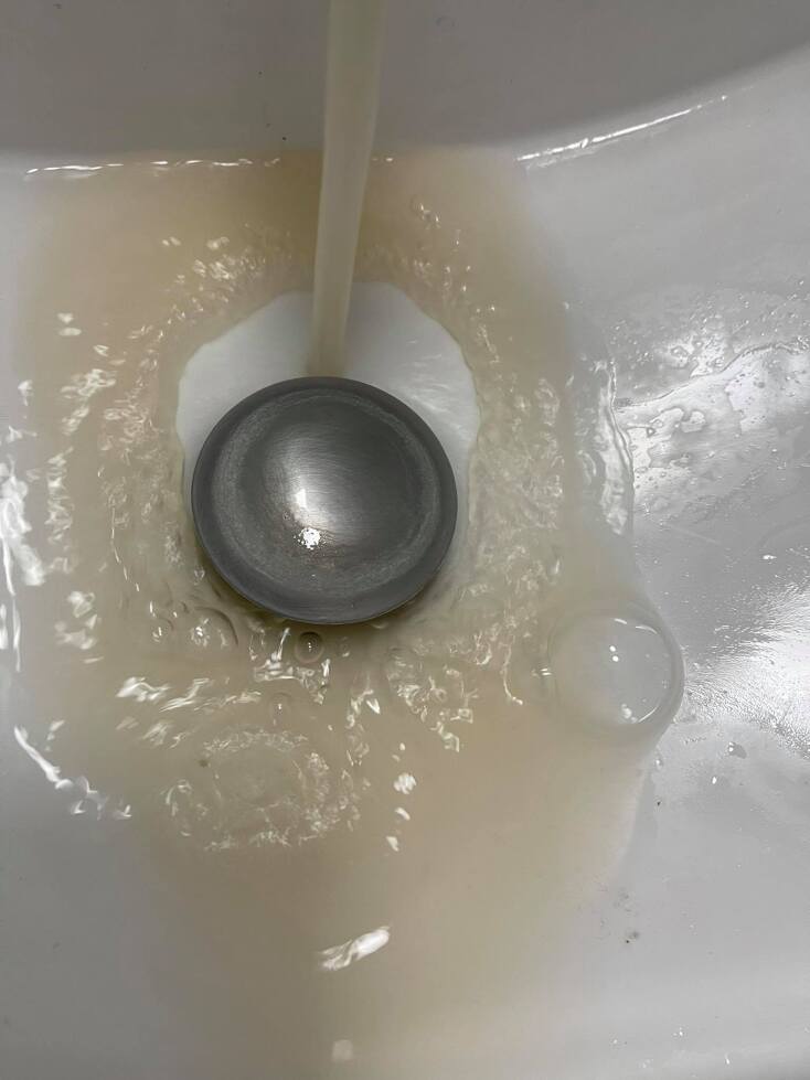 Θολό και καφέ νερό βγαίνει από τις βρύσες στη Λάρισα