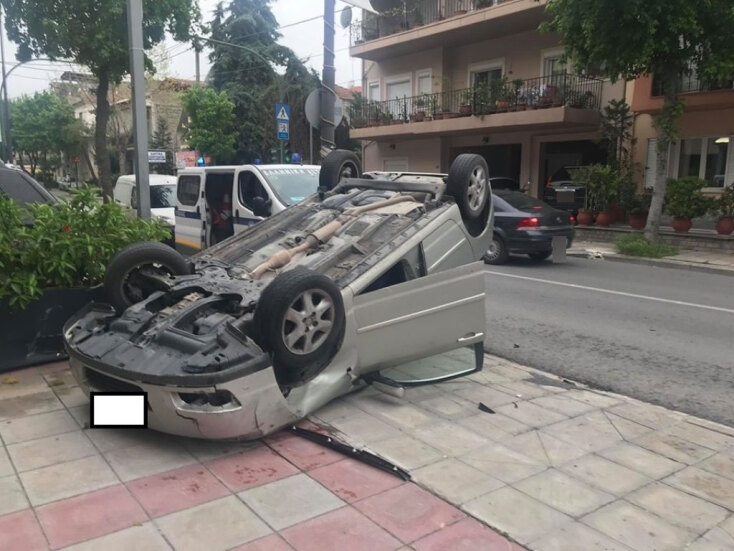 Σύγκρουση δύο οχημάτων στη Λάρισα είχε ως αποτέλεσμα ένα Ι.Χ. να «τουμπάρει»