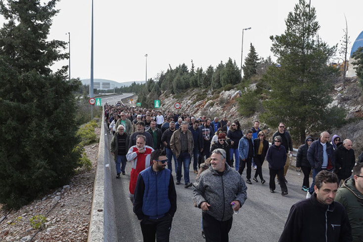 Εργαζόμενοι της ΛΑΡΚΟ απέκλεισαν συμβολικά την Εθνική οδό Αθηνών - Λαμίας