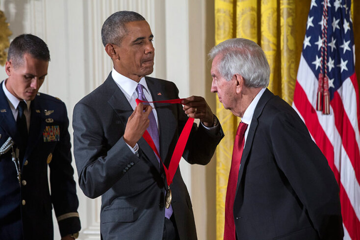 Το 2014 ο πρόεδρος των ΗΠΑ Μπαράκ Ομπάμα τίμησε με μετάλλιο τον Αμερικανό συγγραφέα Larry McMurtry στον Λευκό Οίκο