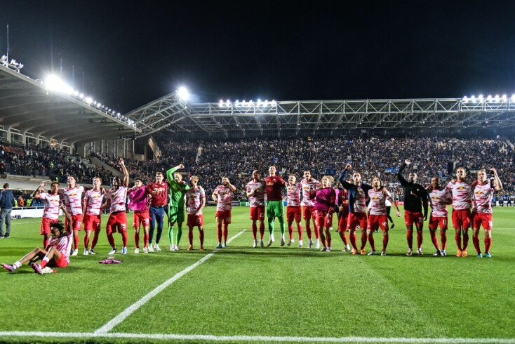 Οι παίκτες της Λειψίας πανηγυρίζουν την πρόκριση στα ημιτελικά του Europa League