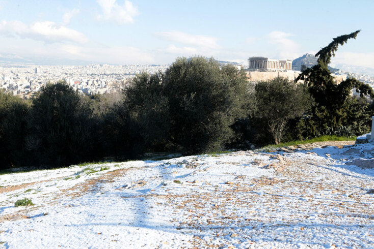 Στα λευκά ο λόφος του Φιλοπάππου