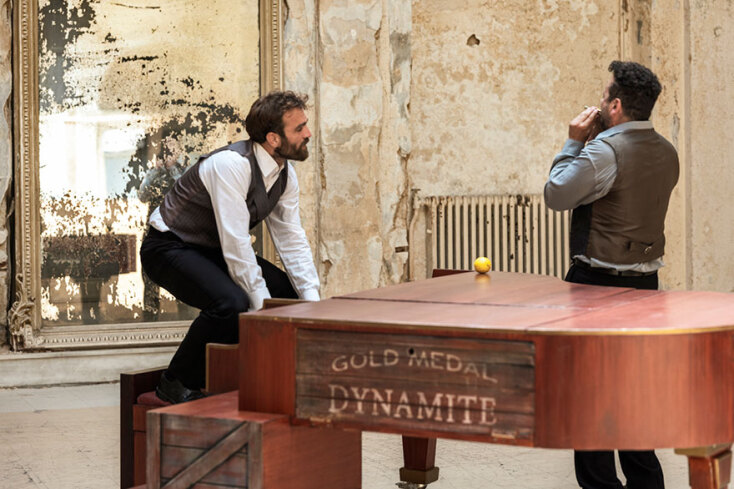 Ο πιανίστας 1900 (Μελαχρινός Βελέντζας) και ο τρομπετίστας Τιμ Τούνυ (Γιώργος Δρίβας) για 12 παραστάσεις στην αίθουσα χορού στο ξενοδοχείο Μπάγκειον