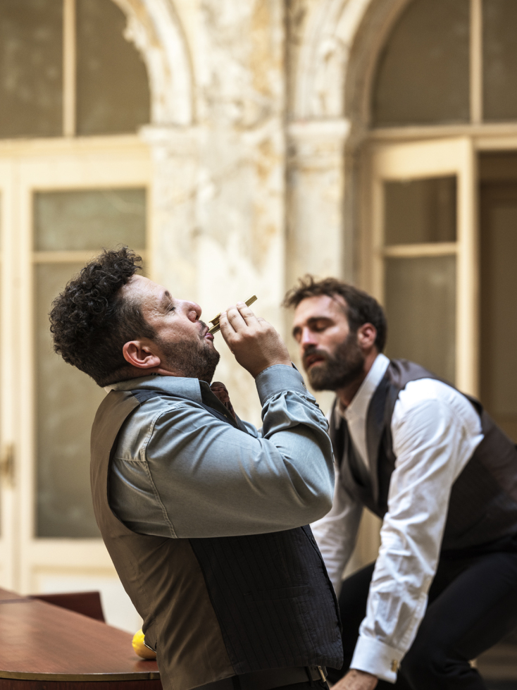 Στο κέντρο της Ομόνοιας στη μέση του Ωκεανού, η βαριά βαριά διπλή πόρτα στο ξενοδοχείο Μπάγκειον ανοίγει για να υποδεχτεί την παράσταση «Lemon»