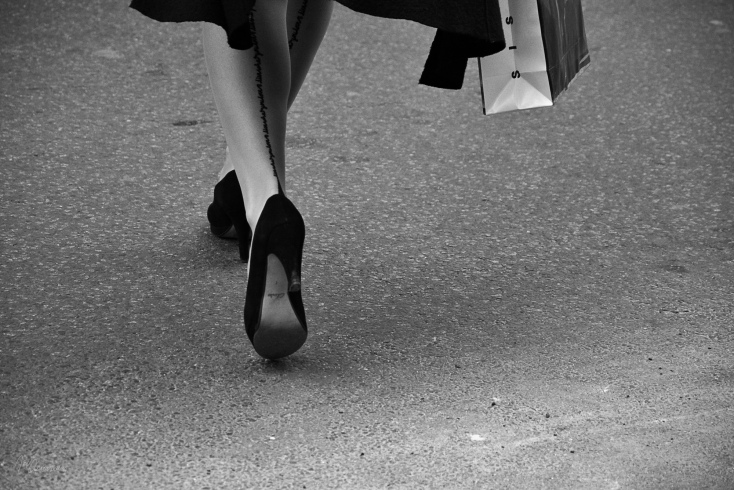 Γυναικεία πόδια με τακούνια σε δρόμο του Παρισιού