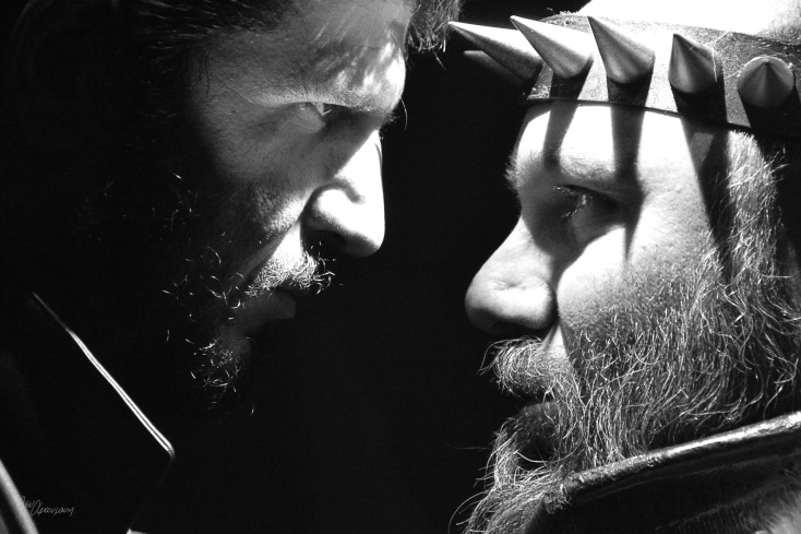 Σκηνή από τη θεατρική παράσταση «Άμλετ», ΔΗΠΕΘΕ Αγρινίου, 2017