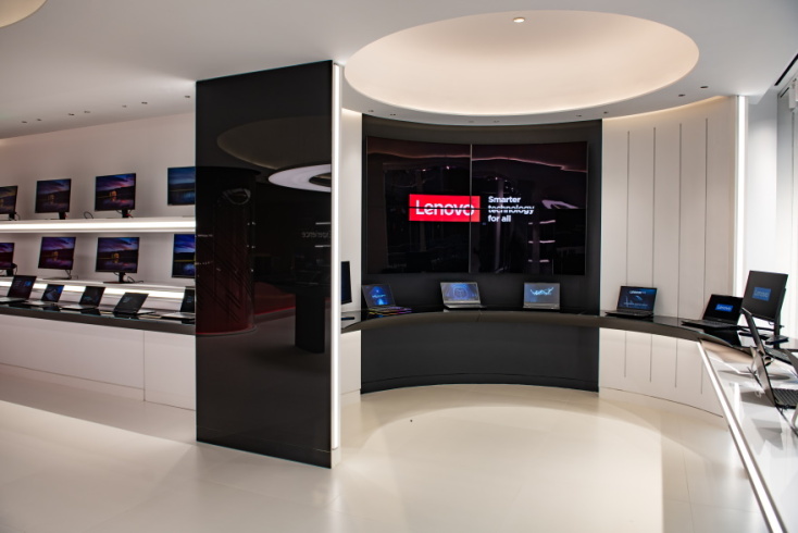 Διάφοροι υπολογιστές το νέο κατάστημα της Lenovo.