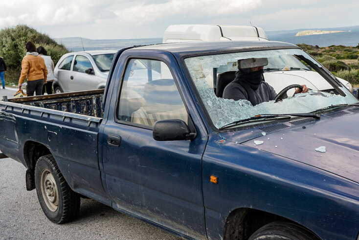 Αναβρασμός στη Λέσβο για το σχέδιο δημιουργίας κλειστής δομής προσφύγων και μεταναστών: Επεισόδια με αστυνομικούς