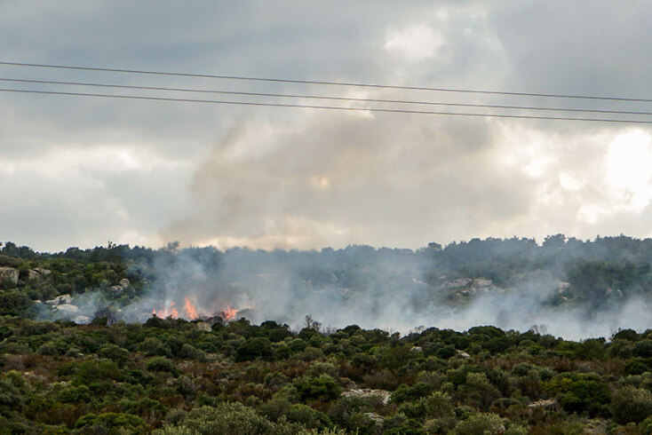 Άναψαν φωτιές (στην κυριολεξία) στη Λέσβο κατά τη διάρκεια των επεισοδίων κατοίκων με αστυνομικούς