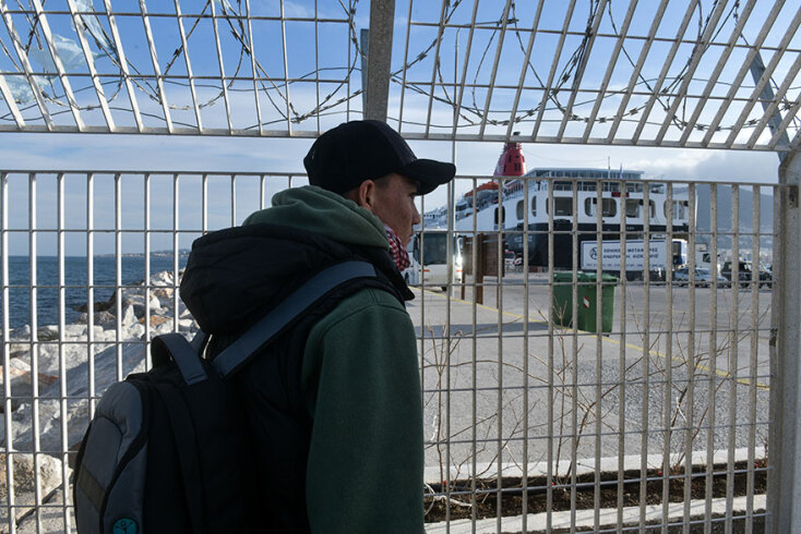 ΣΥΓΚΕΝΤΡΩΜΕΝΟΙ ΠΡΟΣΦΥΓΕΣ ΚΑΙ ΜΕΤΑΝΑΣΤΕΣ ΣΤΟ ΛΙΜΑΝΙ ΤΗΣ ΜΥΤΙΛΗΝΗΣ- ΠΡΟΚΕΙΤΑΙ ΝΑ ΜΕΤΑΦΕΡΘΟΥΝ ΜΕ ΟΧΗΜΑΤΑΓΩΓΟ ΣΕ ΚΛΕΙΣΤΕΣ ΔΟΜΕΣ ΤΗΣ ΕΝΔΟΧΩΡΑΣ