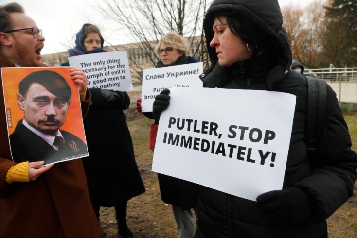 Πολίτες στη Λετονία διαδηλώνουν κατά της ρωσικής εισβολής στην Ουκρανία