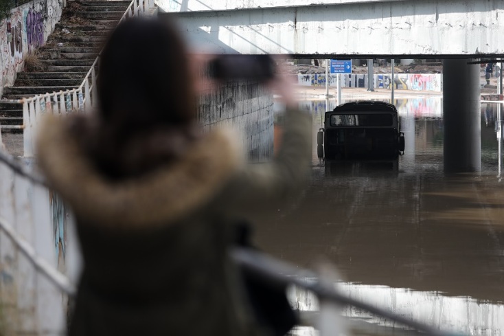 Παραμένει πλημμυρισμένη η παλαιά Λεωφόρος Ποσειδώνος