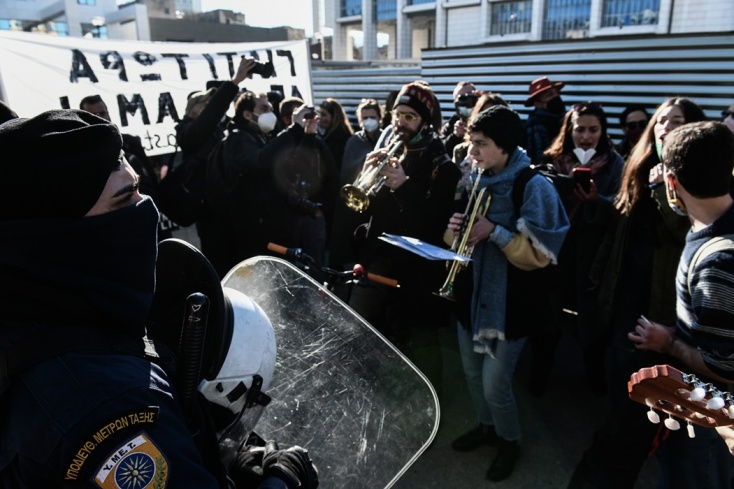 Διαμαρτυρία πριν την άφιξη του Δημήτρη Λιγνάδη στο δικαστήριο © EUROKINISSI/ΤΑΤΙΑΝΑ ΜΠΟΛΑΡΗ