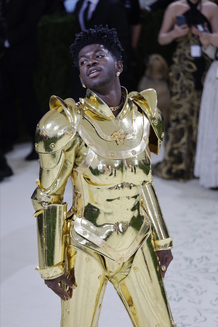 O Lil Nas X με χρυσό κουστούμι-πανοπλία στο Met Gala