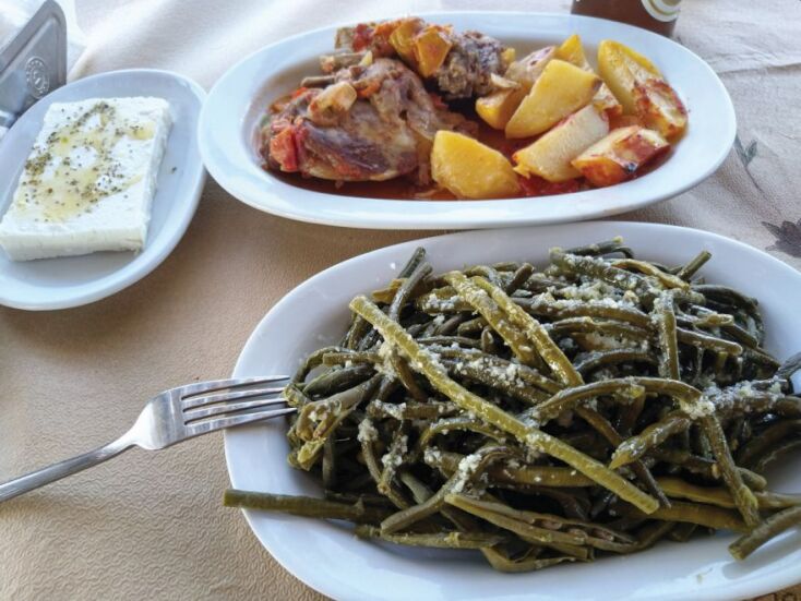 Κατσικάκι στο φούρνο και αμπελοφάσουλα στη Λήμνο