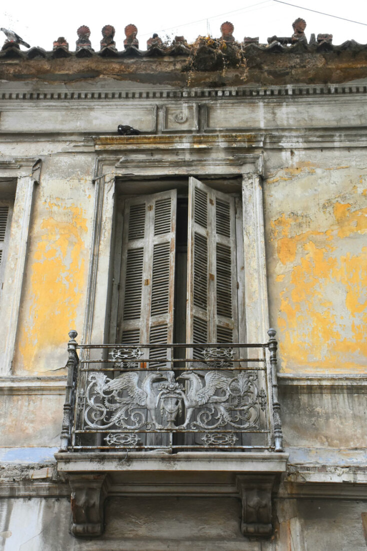 Μπαλκόνι με κλασικό κιγκλίδωμα στη συνοικία του Αγίου Παύλου