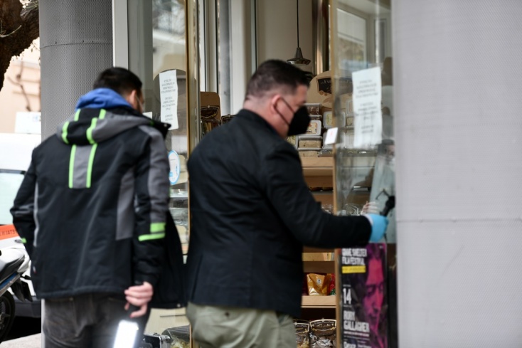 Ένοπλη ληστεία σε χρηματαποστολή στο Παγκράτι - Αστυνομικοί συλλέγουν αποτυπώματα από το σημείο