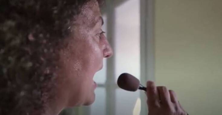 Κάθε πρωί, το πρόγραμμα συναυλιών της ημέρας ανακοινώνει η Λητώ Ντάκου από την ντουντούκα του χωριού