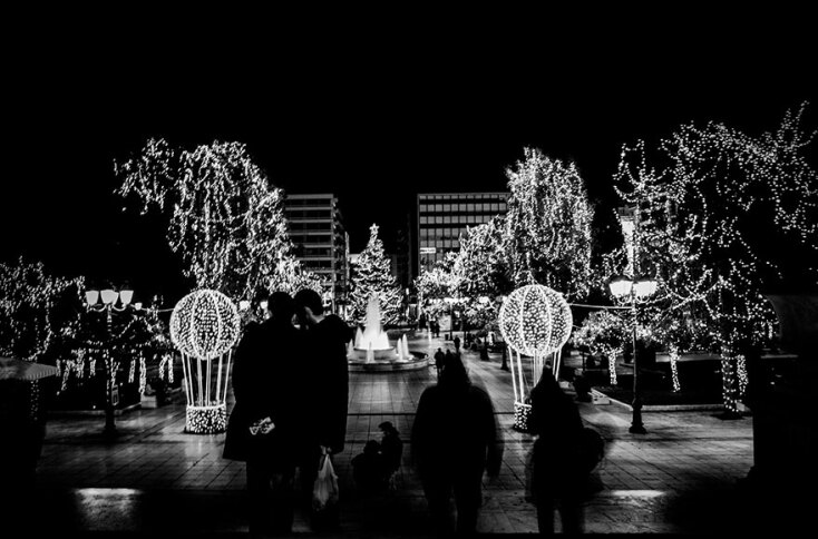 Πλατεία Συντάγματος: Πολίτες κατεβαίνουν τις σκάλες με φόντο το χριστουγεννιάτικο δέντρο και τα αερόστατα λίγο πριν ξεκινήσει η απαγόρευση κυκλοφορίας στην Αθήνα