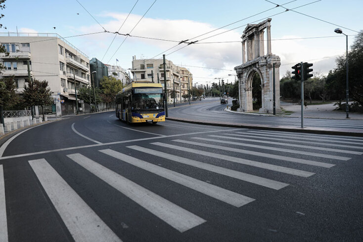 Τρόλεϊ κατεβαίνει τον άδειο από αυτοκίνητα δρόμο μπροστά από την Πύλη του Αδριανού - Το νέο lockdown ξεκίνησε στις 06.00 το πρωί του Σαββάτου 7 Νοεμβρίου 2020 