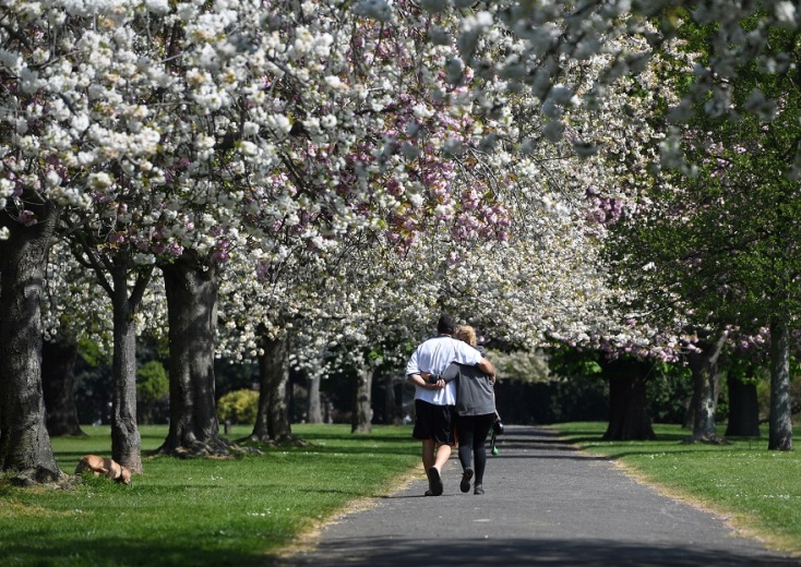 Αγκαλιασμένοι για σωματική άσκηση σε πάρκο του Λονδίνου