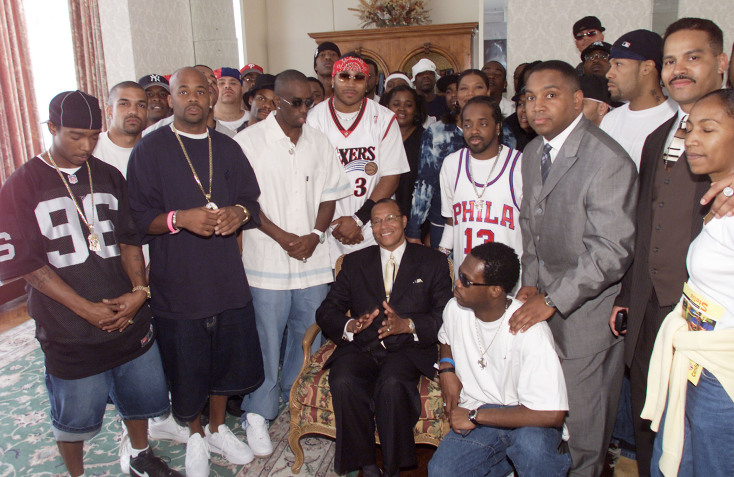 Ο Louis Farrakhan με τους ράπερ Sean 'Puffy' Combs aka Puff Daddy, LL Cool J, Jermaine Dupri, Damon Dash, Ja Rule, Red Man, Νέα Υόρκη, 2001