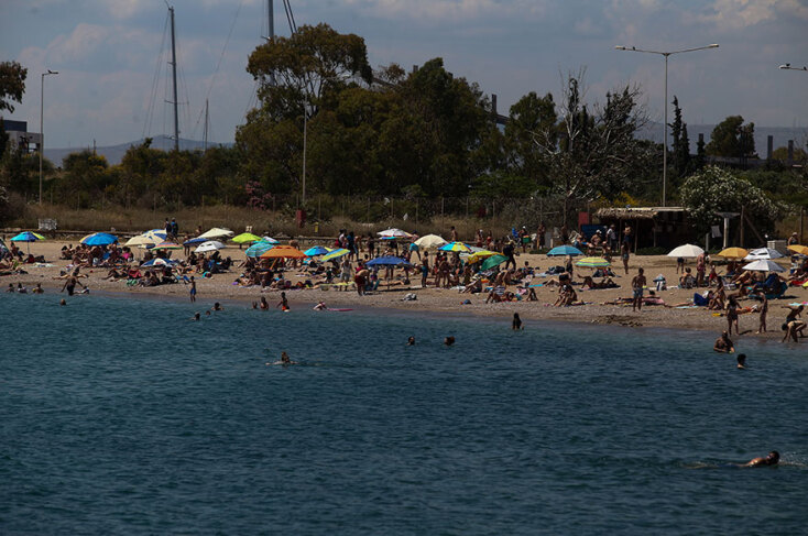 Λουόμενοι σε παραλίες της Αττικής