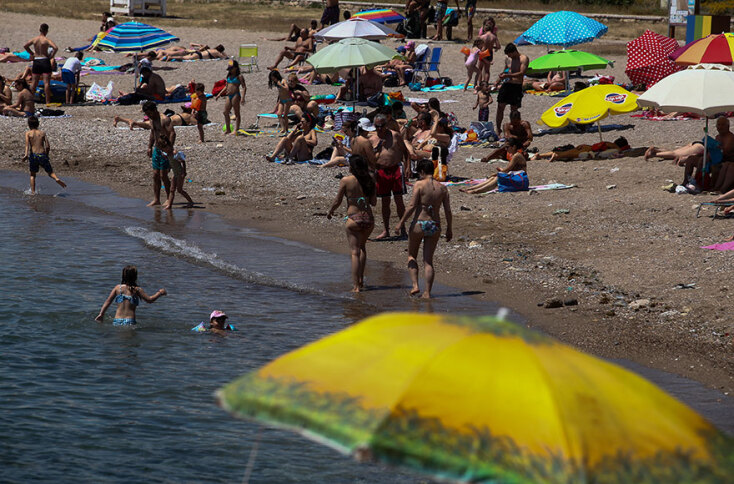 Λουόμενοι σε παραλίες της Αττικής
