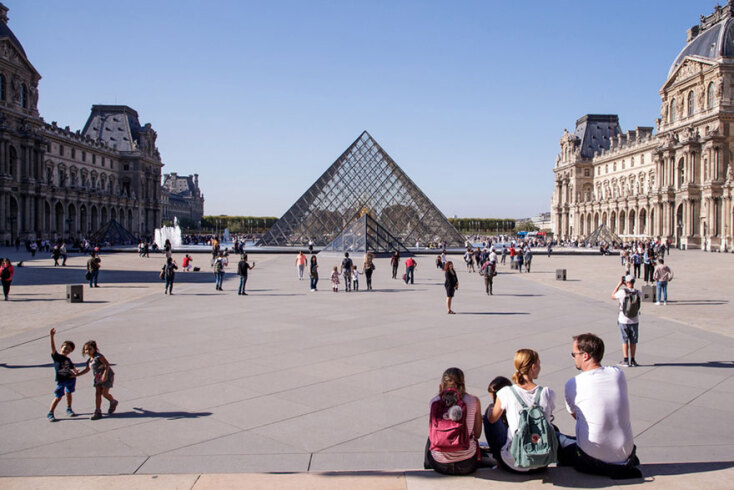 Πόλος έλξης για τους τουρίστες η γυάλινη πυραμίδα του Λούβρου