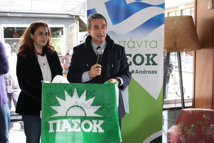 Ο βουλευτής του ΚΙΝΑΛ και υποψήφιος για την προεδρία του ΚΙΝΑΛ, Ανδρέας Λοβέρδος, κατά την περιοδεία του στη Δράμα. 