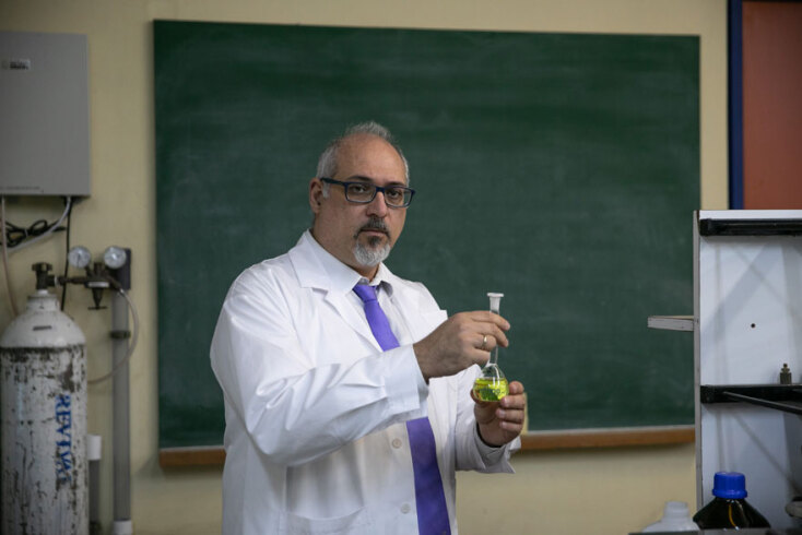 Νίκος Θωμαΐδης, καθηγητής Αναλυτικής Χημείας του ΕΚΠΑ, σε εργαστήριο κρατώντας δοκιμαστικό σωλήνα