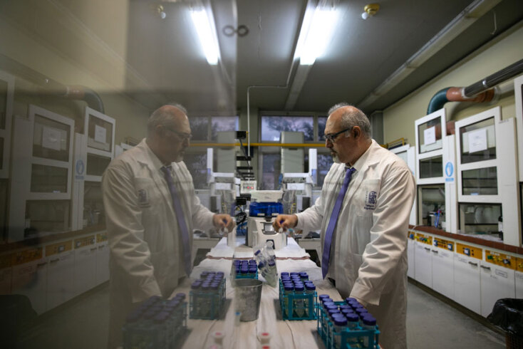 Νίκος Θωμαΐδης, καθηγητής Αναλυτικής Χημείας του ΕΚΠΑ, σε εργαστήριο κρατώντας δοκιμαστικό σωλήνα