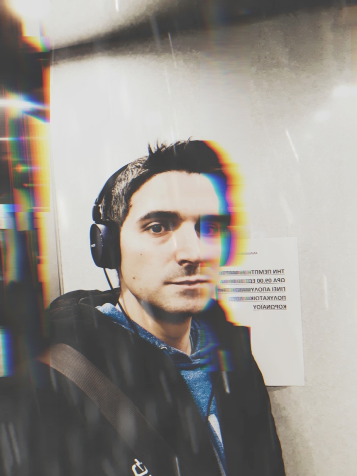 #menoumespiti με την Athens Voice: Ο συγγραφέας Γιώργος Γιώτσας περιγράφει μία μέρα στο ξενοδοχείο, εν μέσω πανδημίας κορωνοϊού.