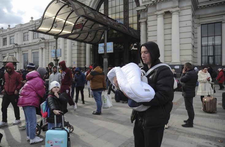 Πολίτες αναζητούν διαφυγή από την Ουκρανία με τρένο στην πόλη Λβιβ, δυτικά της χώρας