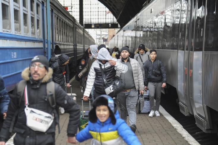 Ουκρανοί με παιδιά στα χέρια αναζητούν τη διαφυγή τους από την Ουκρανία από την πόλη Λβιβ περιμένοντας το τρένο
