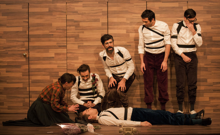 Η παράσταση Room Service των John Murray/Allen Boretz, σε σκηνοθεσία Έκτορα Λυγίζου ως τις 8 Μαΐου από το ψηφιακό κανάλι του Ιδρύματος Ωνάση