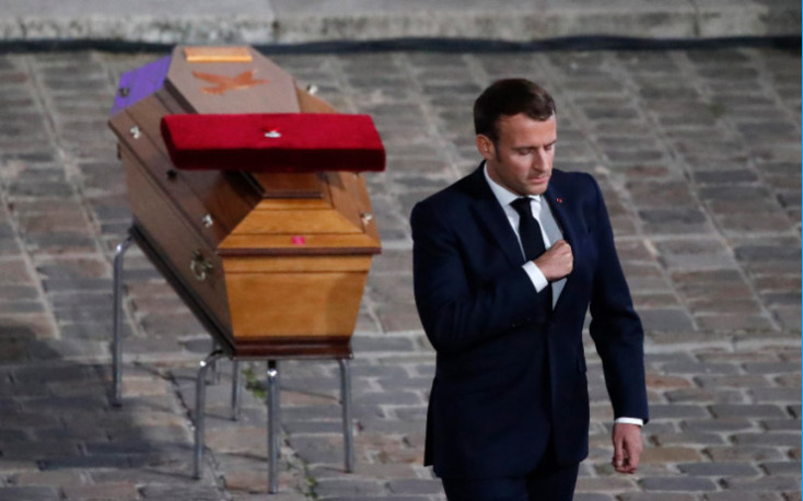 Στον καθηγητή που αποκεφαλίστηκε στο κέντρο του Παρισιού από οπαδό του Ισλαμικού Κράτους απέτισε φόρο τιμής ο Γάλλος πρόεδρος, Εμανουέλ Μακρόν