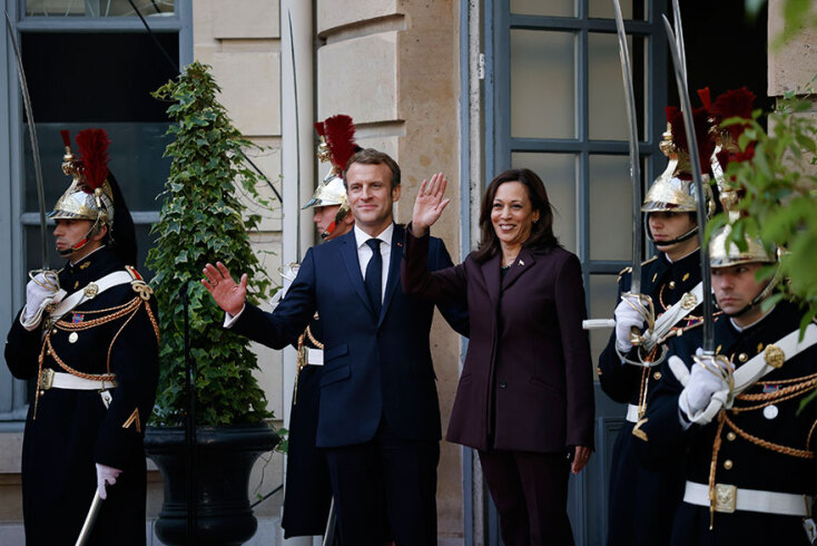 Η αντιπρόεδρος των ΗΠΑ Καμάλα Χάρις με τον πρόεδρο της Γαλλίας Εμανουέλ Μακρόν στη Διεθνή Διάσκεψη για τη Λιβύη στο Παρίσι