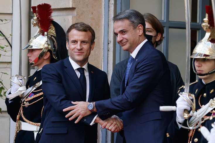 Ο Εμανουέλ Μακρόν, πρόεδρος της Γαλλίας, και ο πρωθυπουργός Κυριάκος Μητσοτάκης στη Διεθνή Διάσκεψη για τη Λιβύη στο Παρίσι