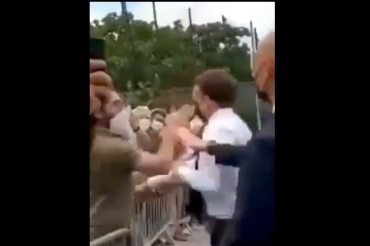 Η στιγμή που ο 28χρονος άνδρας χαστουκίζει στο πρόσωπο τον Εμανουέλ Μακρόν